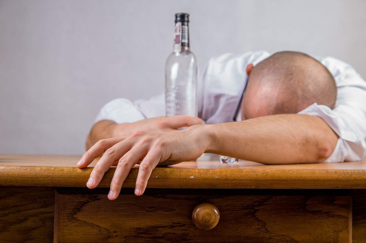 Alkohol kann Schwerhörigkeit und Tinnitus verursachen