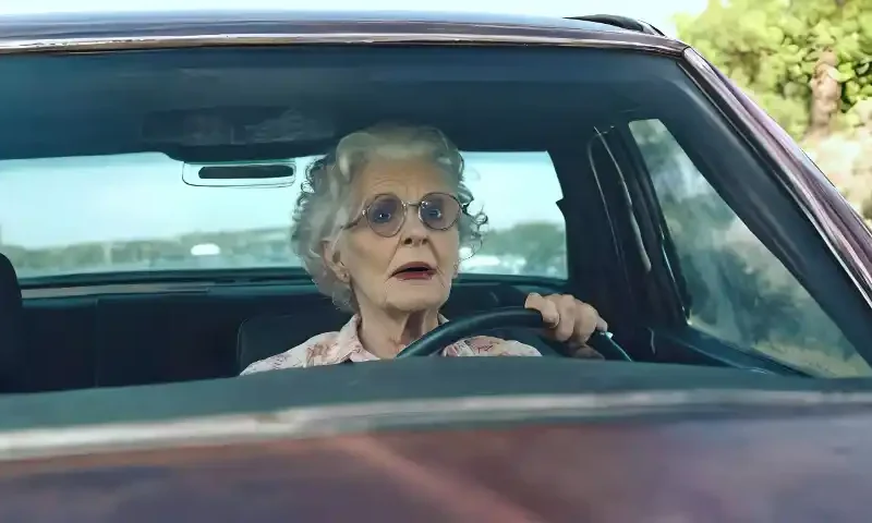 Eine Seniorin am Steuer ihres Autos
