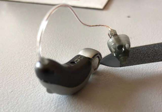 So wechseln Sie die Batterie Ihres Hörgeräts