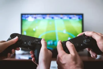 Zwei Männer halten Gamecontroller in den Händen