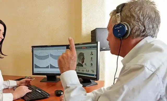 Kann man Hörgeräte übertragen? Hörgeräte übertragen: Ein Schwerhöriger bei einem Hörtest. Er trägt Kopfhörer