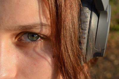 Kopfhörer zerstören das Gehör - Mädchen mit Kopfhörern